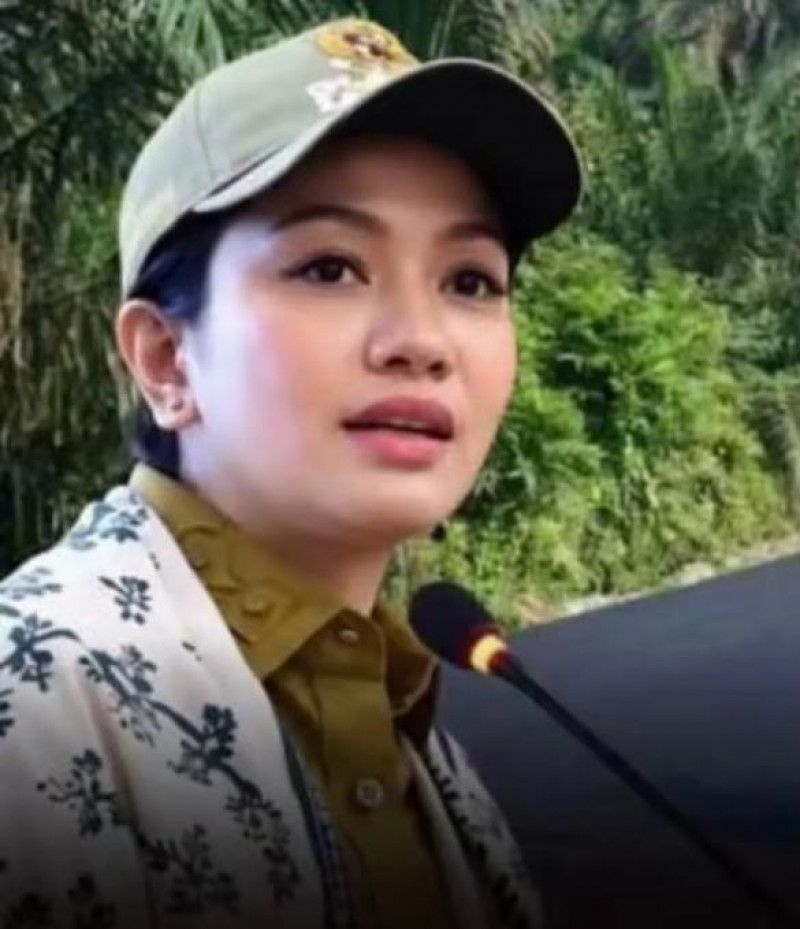 Berani Lawan Mafia Sawit, Bupati Anisa Cabut Bibit Sawit Ilegal di Bekas Karhutla Dharmasraya