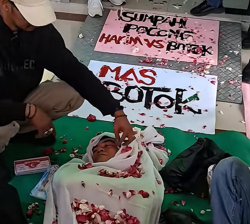 Geger Sumpah Pocong Di Pati, Tantang 2 Hakim Terkait Dugaan suap Rp. 1 Miliar
