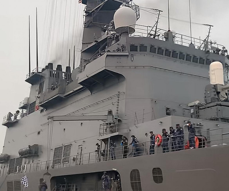 Kapal Pengangkut Helikopter Tiba Di Kalbar - Bantu Padamkan Karhutla