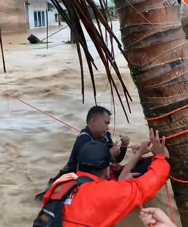Petugas Damkar Hampir Terbawa Arus Banjir Bandang Di Padang