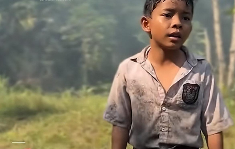 Viral! Sosok Bocah SD Ikut Padamkan Karhutla Masih Pakai Seragam Sekolah - Disebut Pahlawan Kecil
