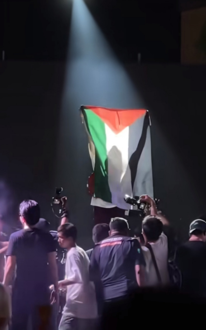 Aksi Vincent Rompies & Raim Laode Kibarkan Bendera Palestina di Panggung, Penonton Teriak Histeris!