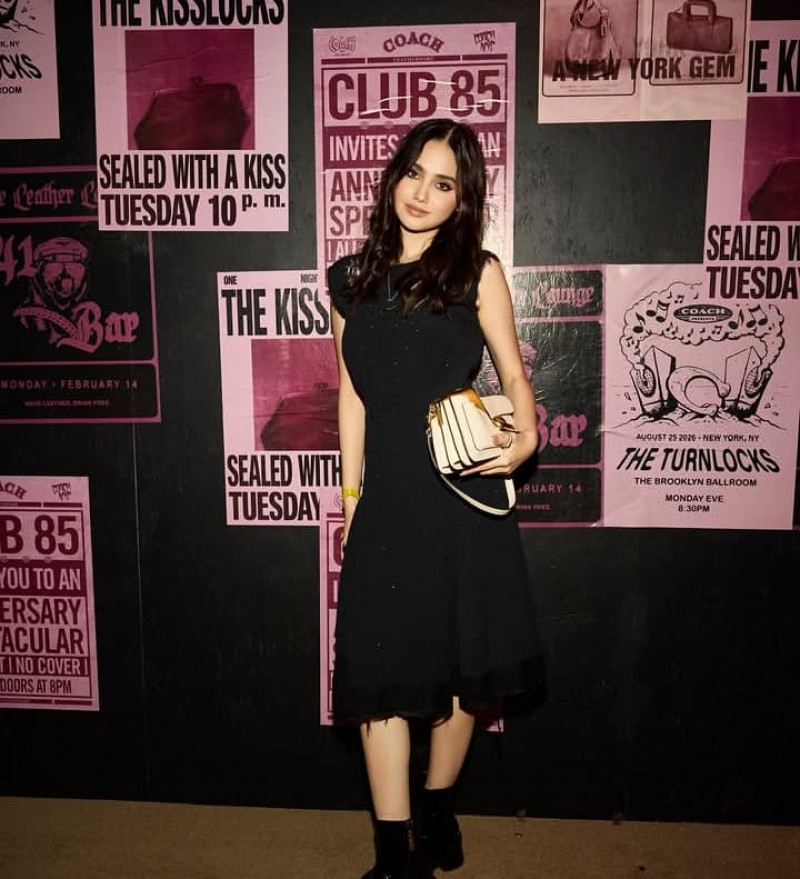 Syifa Hadju Tampil Beda di New York Fashion Week, Gaun Hitam Elegan + Tas Rp20 Jutaan Curi Perhatian