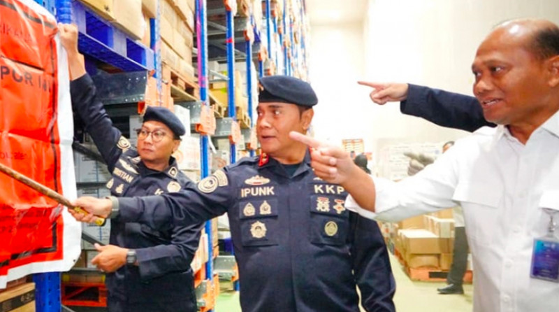 KKP Amankan 1.048 Ton Udang Impor Ilegal di Jatim yang Diduga Salah Peruntukan