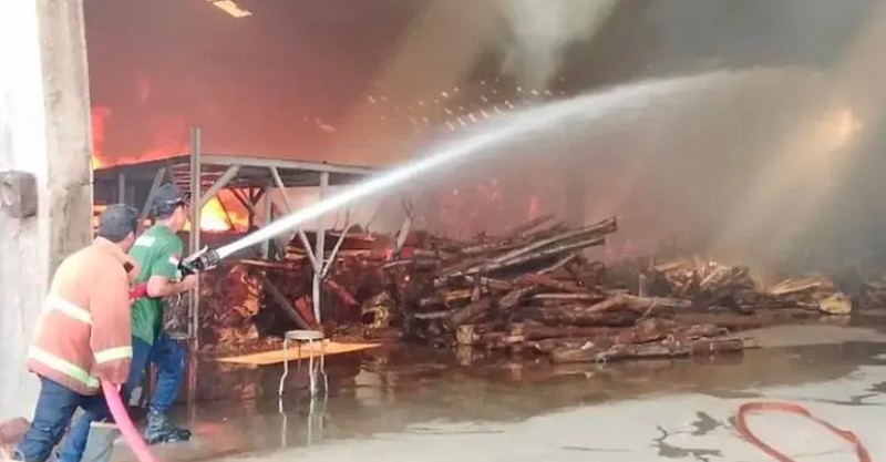 Kebakaran Hebat Landa Gudang Furnitur Di Jepara! 1 Pekerja Jadi Korban Jiwa,2 Kritis