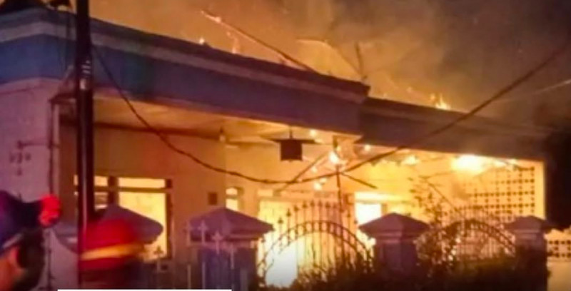 Charger PowerBank Korsleting,Rumah Pensiunan TNI Di Pakisaji Malang Terbakar,Rugi 250 Juta