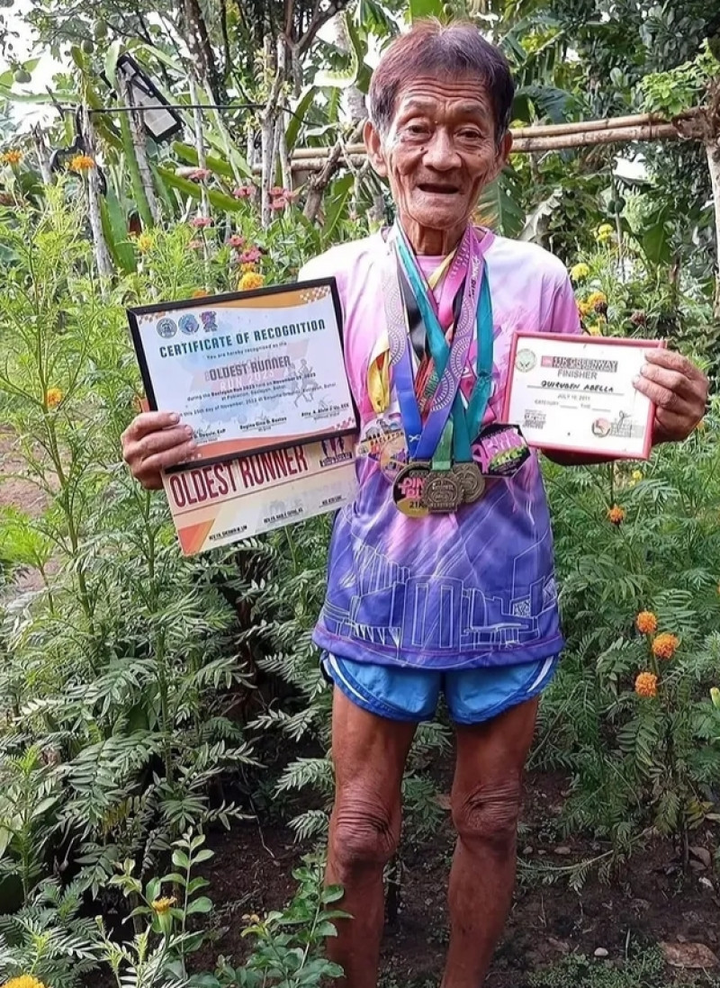 Kakek 70 Tahun Bikin Kaget, Juara 1 Lomba Lari Kalahkan Anak Muda