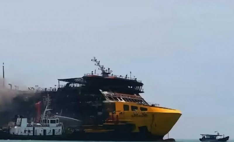 KMP Batumandi Terbakar di Perairan Merak, 89 Kendaraan Hangus - 420 Penumpang Selamat