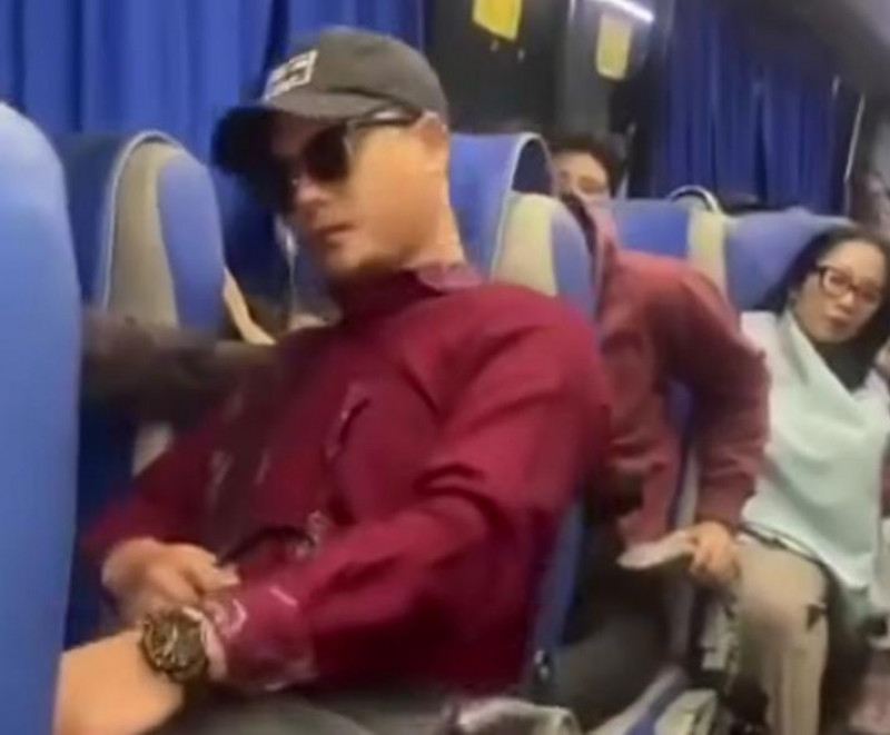 Pria Pura-Pura Tidur Lecehkan Wanita di Bus JR Connexion Bogor - Korban Sampai Gemetar