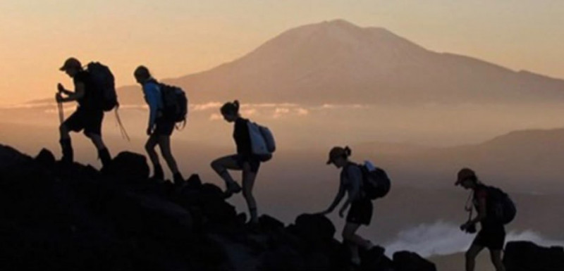 Enak Tapi Berisiko! Ini Keuntungan Dan Tantangan Mendaki Gunung Di Musim Kemarau