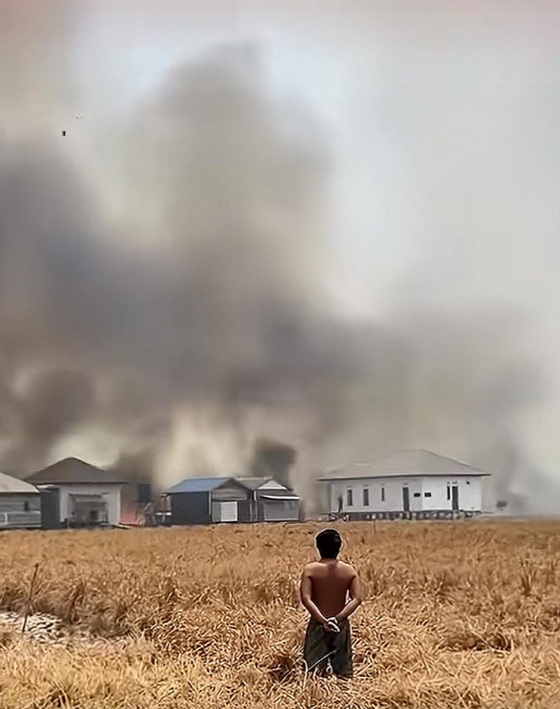 Pilu! Warga Barito Hanya Bisa Terpaku Lihat Rumahnya Ludes Terbakar, Api dari Karhutla 5 Hektar Merembet
