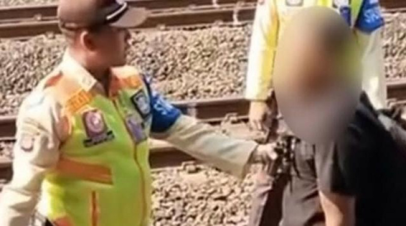 ODGJ Masuk Jalur Aktif Kereta Di Stasiun Maguwo,Petugas Langsung Bertindak