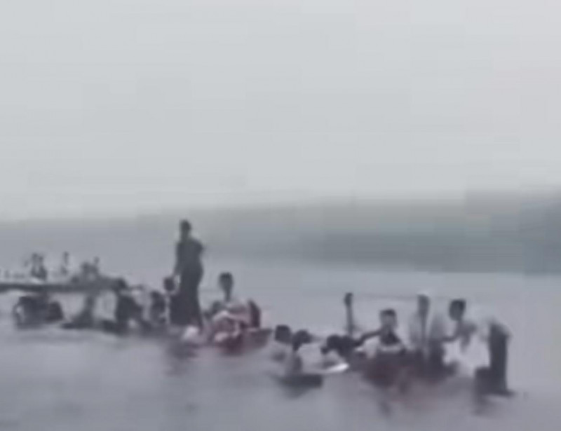 Syukur Selamat! Sampan Bawa 37 Siswa SMA di Mentawai Terbalik, Cadik Patah Saat Anak Bercanda di Atas Perahu