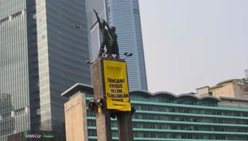 Viral Banner Protes Di Bundaran HI Jakarta, Greenpeace Soroti 2 Tahun Prabowo-Gibran