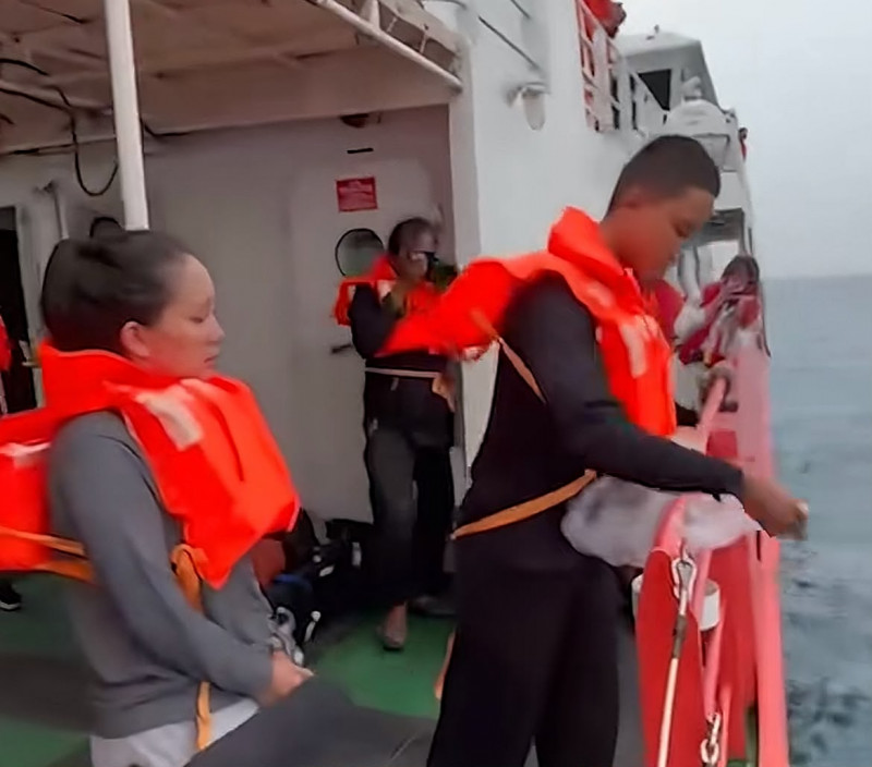 Tangis Pecah di Selat Sunda - Istri & Anak Yudhistiro Pranoto (Inews Tv) Tabur Bunga di Titik Hilangnya Speedboat Arupadatu 1