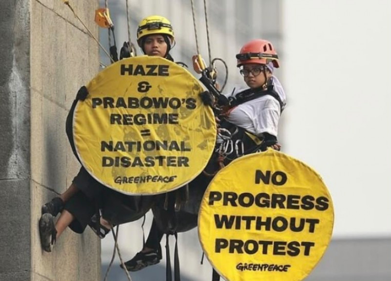 Aktivis Greenpeace Dibawa Ke Polda Metro Jaya Usai Bentangkan Spanduk Protes Di Bundaran HI