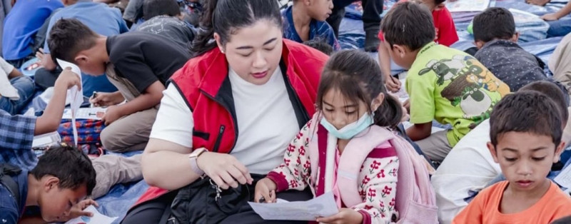 Pinka Haprani Hibur Anak Korban Gempa Manggarai Lewat Trauma Healing