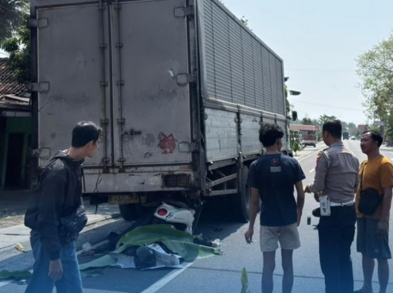 Pasutri Asal Banyumas Tewas Kecelakaan Tabrak Belakang Truk Di Jalan Wates-Purworejo