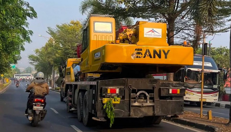 Truk Pengangkut Alat Berat Mengalami Gangguan Di Jalan Chairil Anwar Bekasi Timur