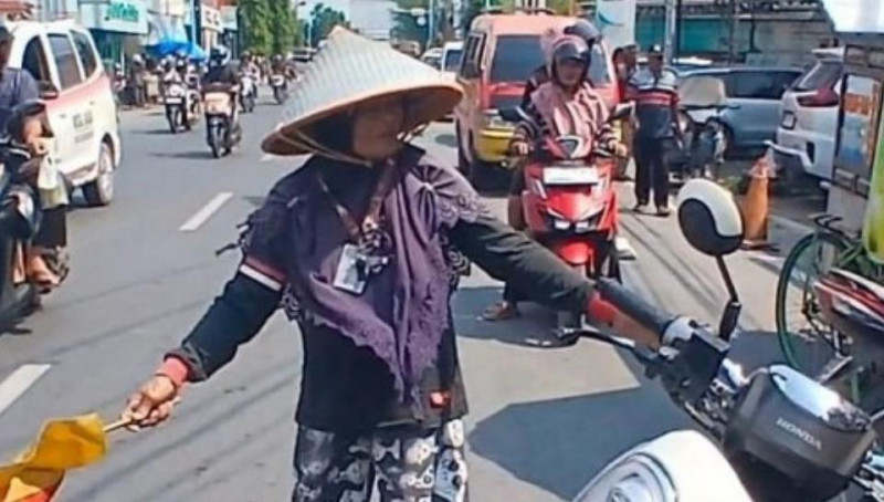 Banyak Lansia,Perempuan Dan Disabilitas Jadi Juru Parkir Di Jalanan! Tanda Ketimpangan Kerja