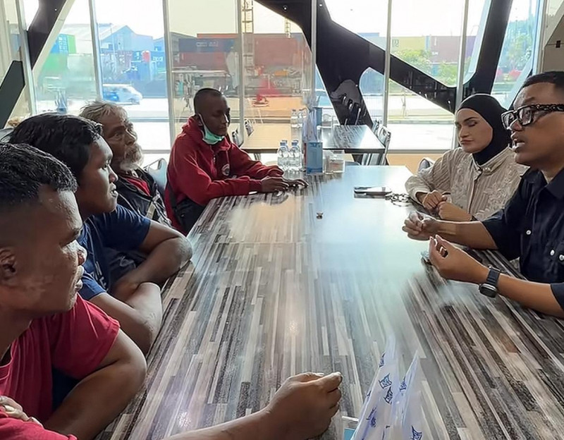 4 ABK Kapal yang Dianiaya di KM Maulana 23 Ditemui Uya Kuya, Cerita Dipaksa Makan Bubur Besi