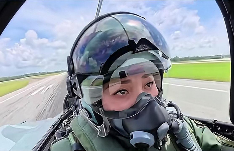 Ratu Thailand Suthida Cetak Sejarah, Berhasil Terbang Solo Pakai Jet Tempur Gripen