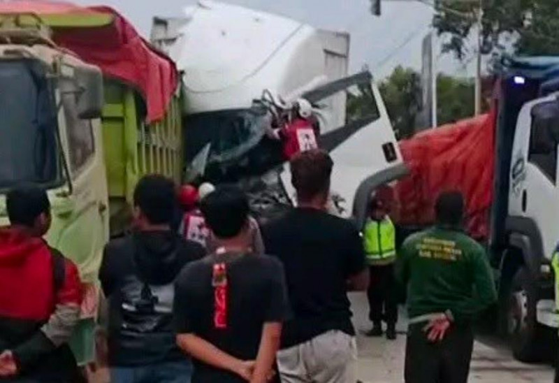 Laka Lantas Di Pabrik Gula Cepiring Kendal Libatkan Truk Tronton Dan Wingsbox,Sopir Terjebak Kabin