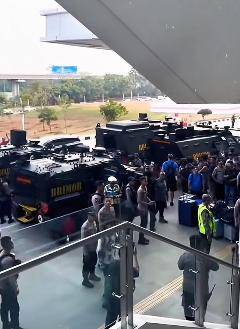 DIKAWAL KETAT! Rombongan Persib Bandung Tiba di GBK Dikawal 7 TakTis Brimob