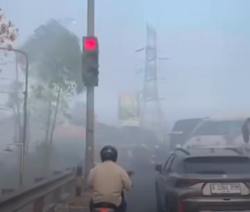 Kawasan Bekasi Timur Tertutup Asap Tebal,Lalu Lintas Macet