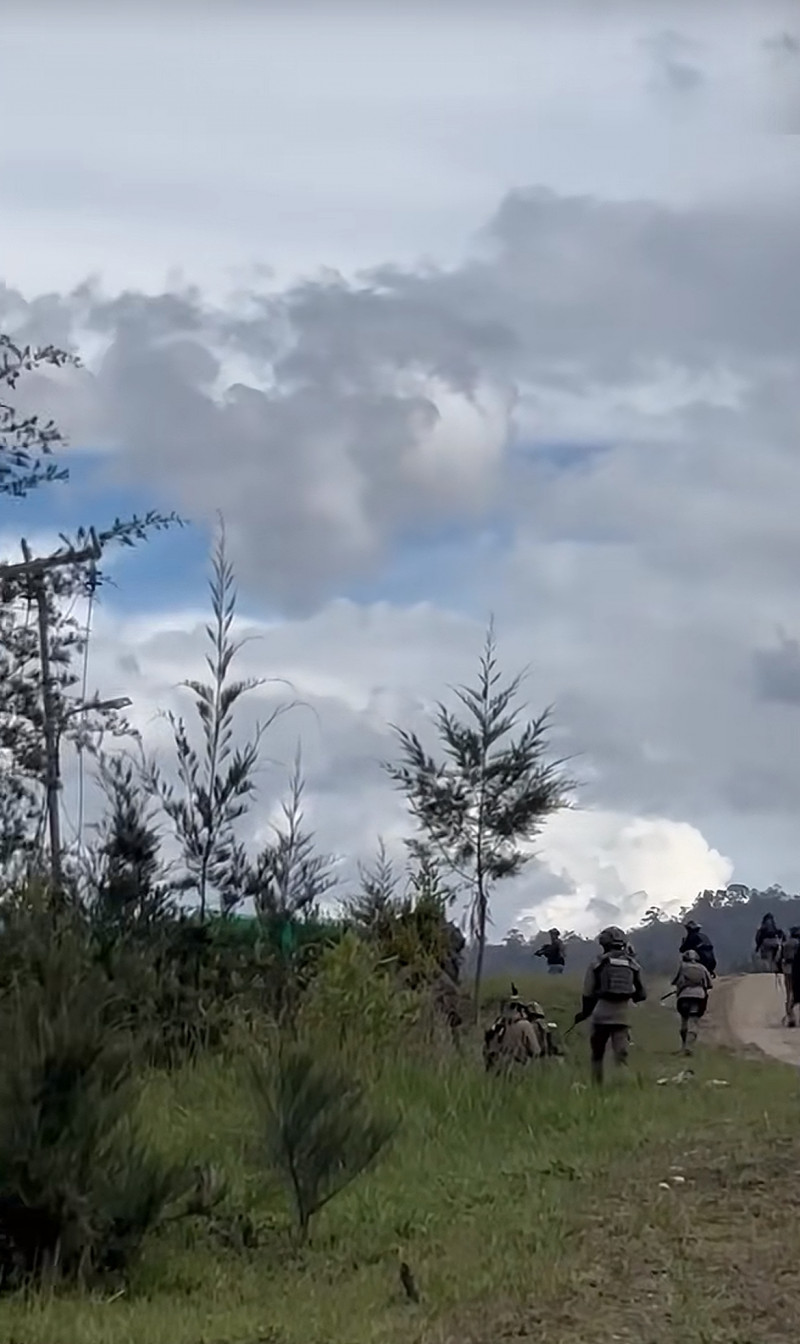 TNI DAN BRIMOB GEMPUR MARKAS KKB DI PEGUNUNGAN PAPUA