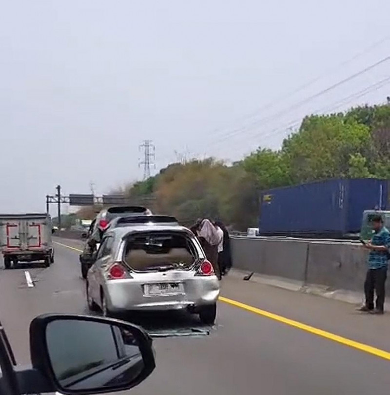 Kecelakaan Beruntun Libatkan 5 Kendaraan di Tol Japek KM 21 Arah Jakarta, Lalin Macet Panjang