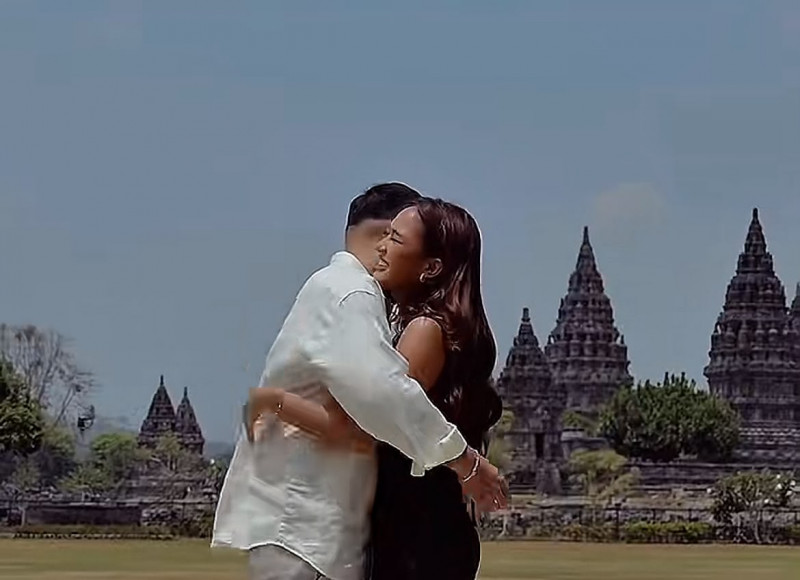 Marion Jola Resmi Dilamar Dennis Talakua di Candi Prambanan