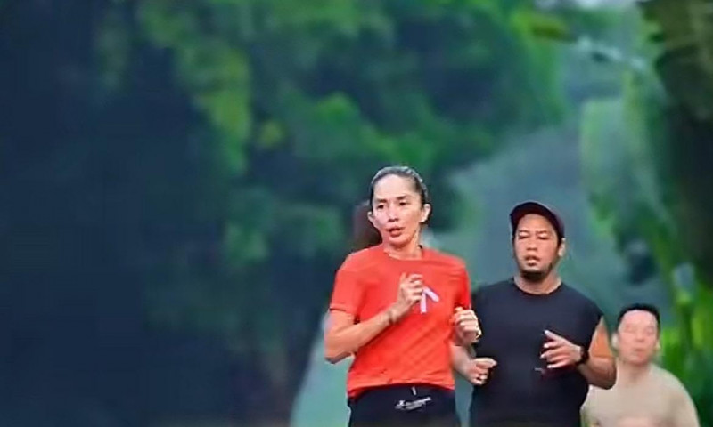 Nahas Saat Persiapan Marathon, Ussy Sulistiawaty Jatuh di Malang - Dagu dan Dengkul Lecet Berdarah