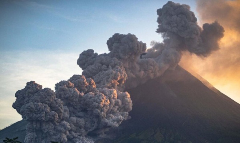 Tiga Gunung di Indonesia Erupsi Bersamaan
