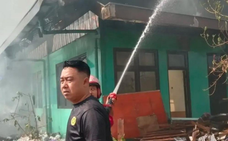 Satu Unit Gudang Di TPA Jatibarang Semarang Terbakar,Damkar Kerahkan 3 Armada