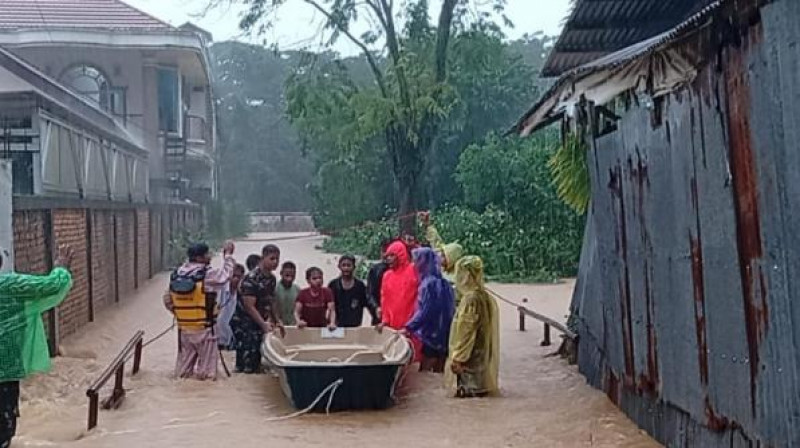 Tanggul Baru Diperbaiki Jebol Lagi,Banjir Terjang Kota Padang Lebih Parah Dari Tahun Lalu