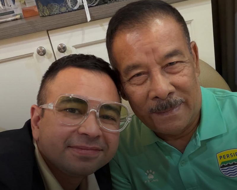 Raffi Ahmad Jenguk Wa Haji Umuh yang Sedang Sakit,Tuai Apresiasi Bobotoh
