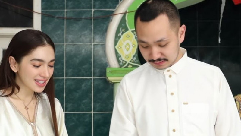 Rayakan Ultah ke-35 Di Masjid, Gusti Ega Putrawan Tuai Pujian Karena Toleransinya Bareng Angel Karamoy